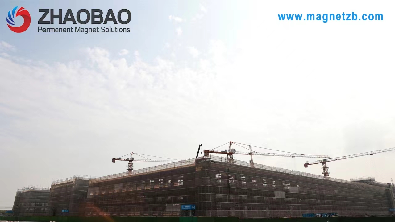 招宝磁业新建工厂后，预计到2025年钕磁铁产能将达到8000吨。
   